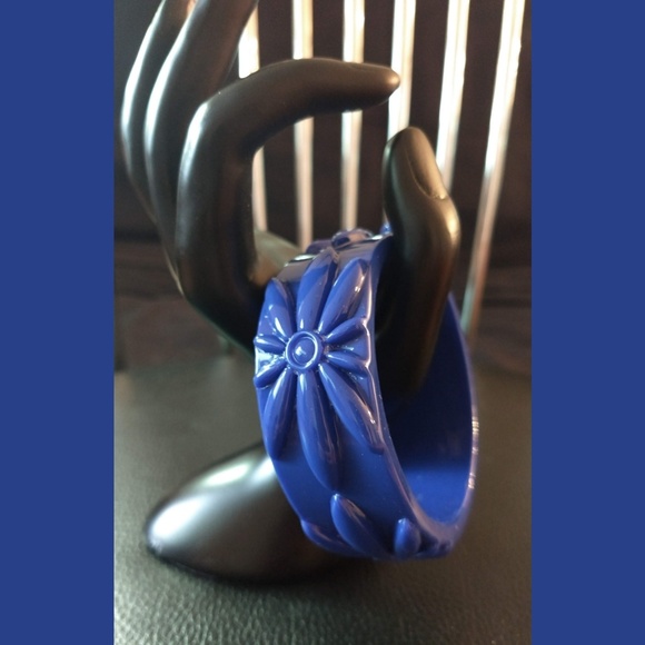 Retro Carved Resin w/ Funky Flowers - Picture 2 of 3